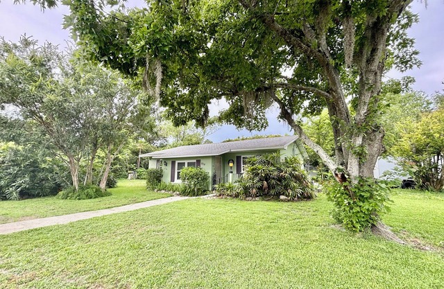 The Green Palm, Sleeps 6 , pet friendly!