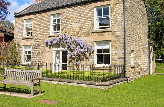 THE GREEN, pet friendly, luxury holiday cottage in Lastingham