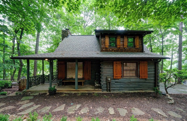 The Guest House – Historic Log cabin in Big Canoe