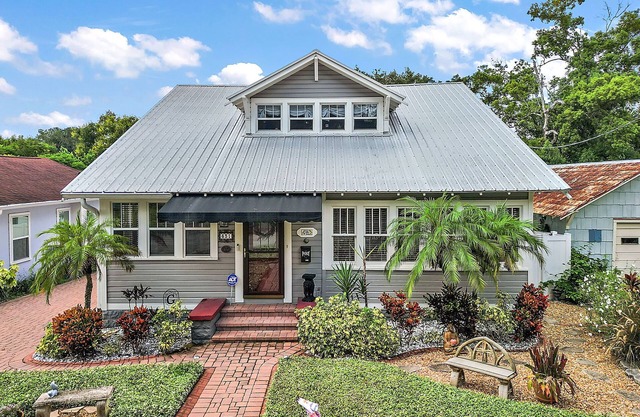 "The Hanscom House" 8 MIN walk to DT!