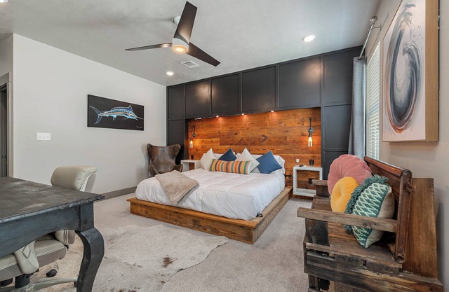 The Happy Hideaway Condo is just 6.5 miles from Kyle Field/Texas A&M!