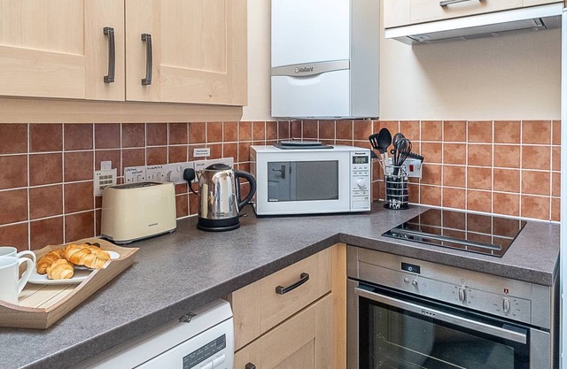 The Haven at Coastguard Court - sleeps 4 guests in 2 bedrooms