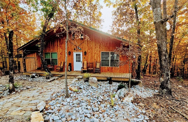 "The Hideaway Cabin" Newly constructed cozy cedar cabin in the Ozark Mountains.