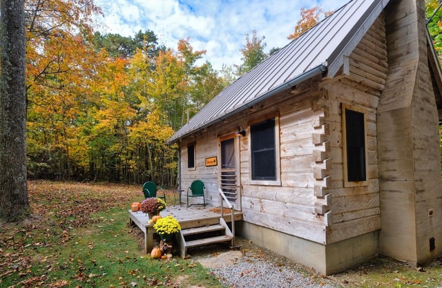 The Hideaway Cabin in Hocking Hills (with WiFi)