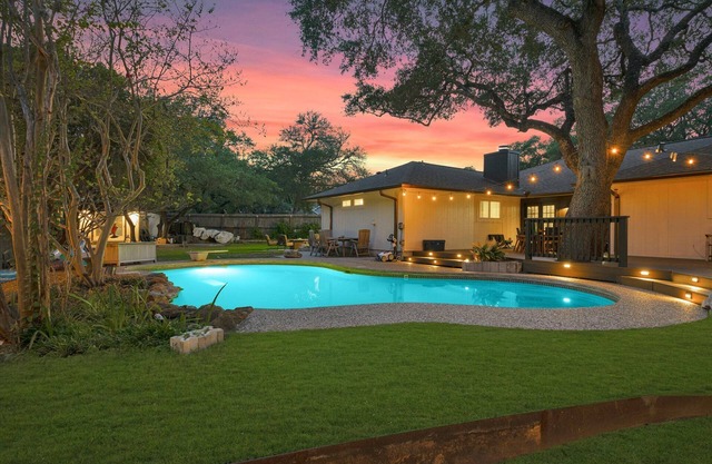 The Hideaway Vaca-South Austin: A Swim & Grill Oasis with Game Barn & back deck
