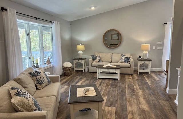 The Hideout - Woodsy Retreat 10 minutes from Charlestown Beach