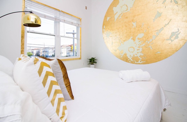 The High Tide Studio #4 Studio Bedroom Hotel Room by Redawning