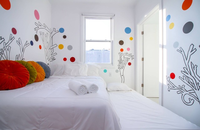 The High Tide Studio #2 Studio Bedroom Hotel Room by Redawning