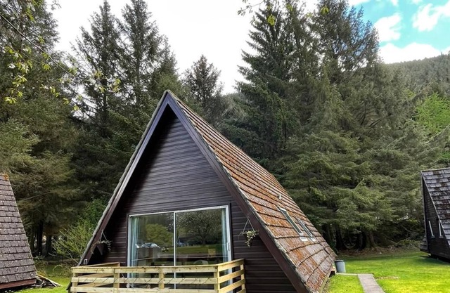 The Highland Adventure Lodge - sleeps 6 guests in 3 bedrooms and via the sofa bed in the lounge