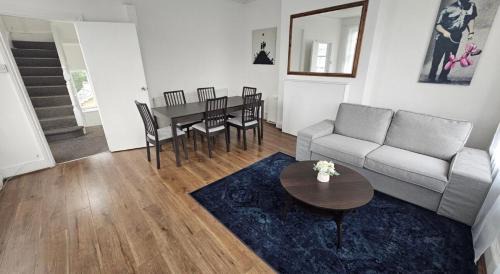 The Hilltop Flat near to central