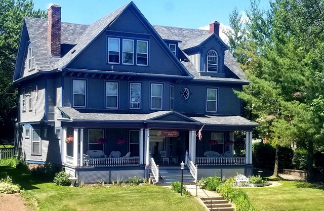 The Historic A. Charles Weiss Home.only 3 blocks away from Lakewalk!