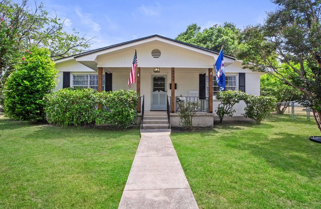 The Hometown Cottage is centrally located in the heart of Temple.