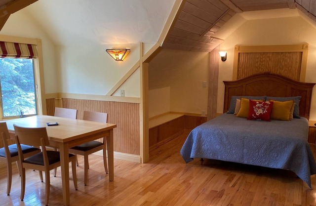 🧊 The Ice Barn Studio with Stunning Waterfront Views ➠ 407!