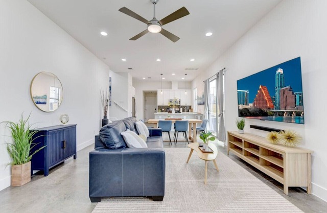 The Indigo on 4th | Near Downtown | Austin Hotspots