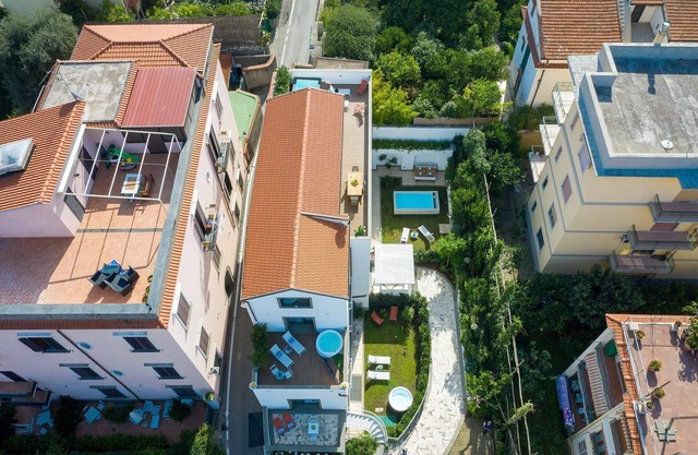 The Ivy Villa with garden, pool and jacuzzi