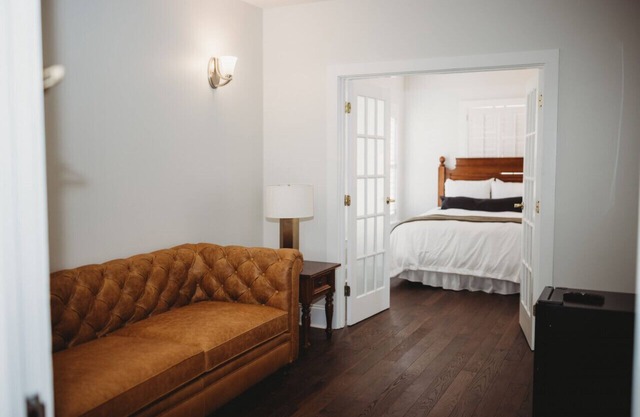 The Jefferson Inn Rm. 2 | Standard Suite