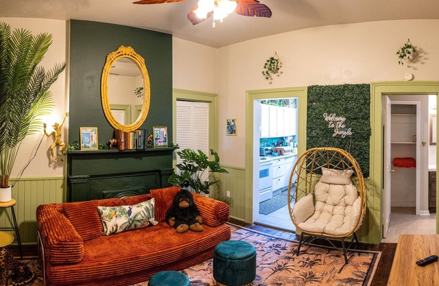 The Jungle Nook: Themed,Steps to Forsyth,King Bed,Grill,Games,Picnic Basket