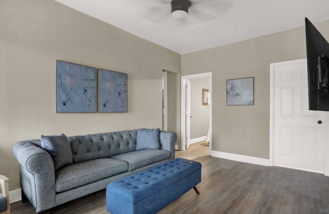 The Kaya Unit 8 · Cozy 2 Bed Downtown-West #8