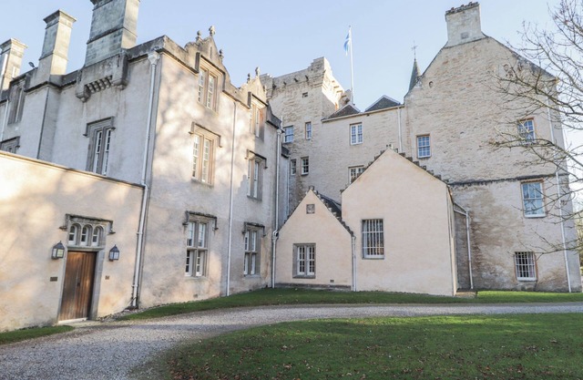 THE LAIRD'S WING - BRODIE CASTLE, pet friendly in Forres