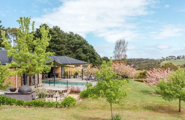 The Lakehouse - Great family home with Pool & Tennis Court