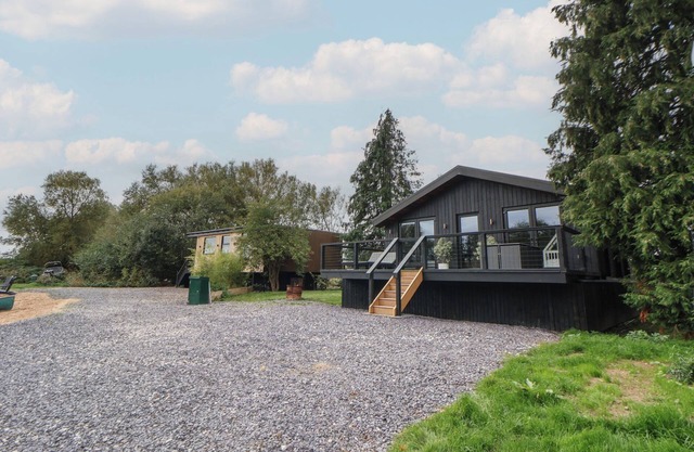 THE LARCH HOUSE, pet friendly, luxury holiday cottage in Farndon