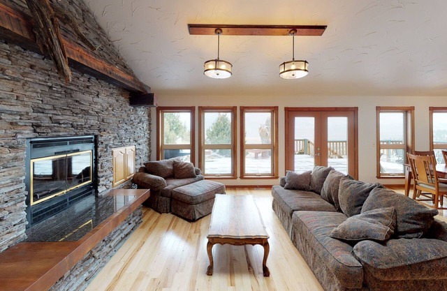 The Last Best Place- The Valley View - Five Bedrooms 3 Baths -multilevel deck
