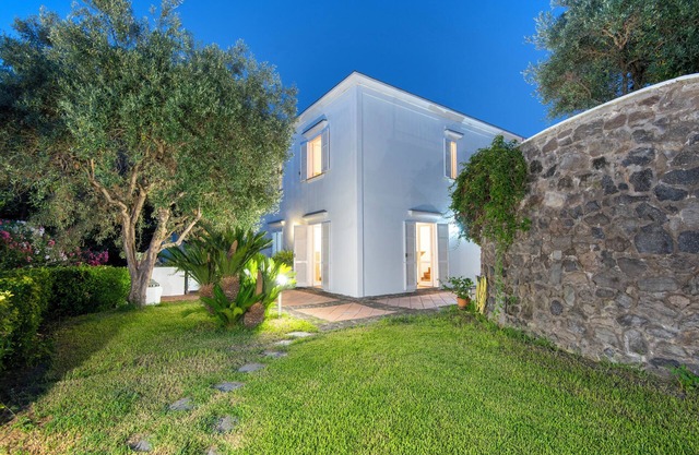 The Lauro Luxury Villa, garden, parking, in private area, close to the center