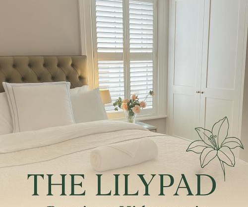The Lily Pad - Boutique Townhouse, a short walk to Town Center and Racecourse