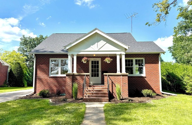 The Little Brick House - Walkable to the Square Dining & Shopping