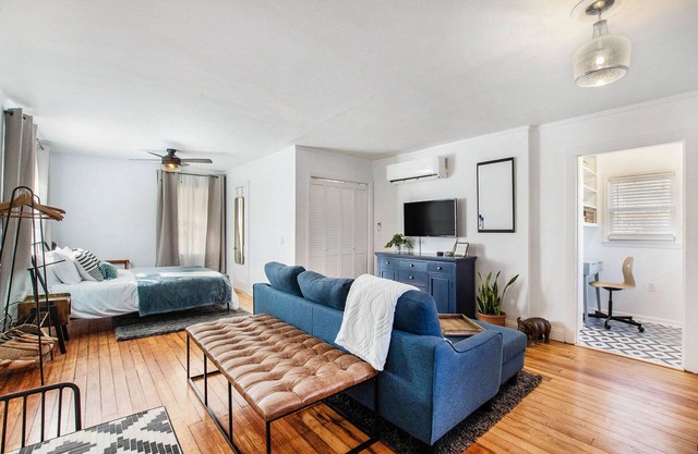 The Little House: Cozy Home in Overland Park