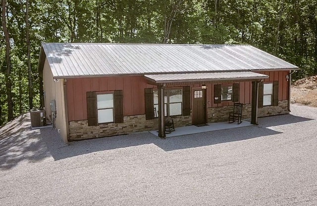 The Little Red Barn near Dale Hollow Lake