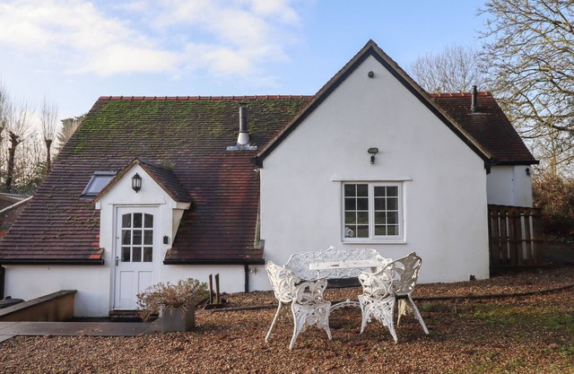 THE LITTLE WHITE COTTAGE, family friendly in Milton-Under-Wychwood