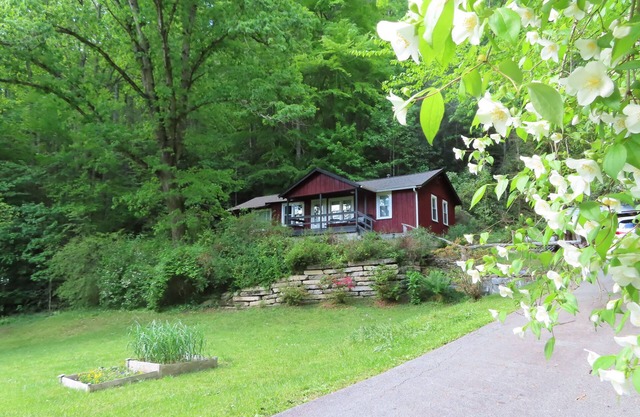 The Longview Cabin: An inviting cabin, next to Pisgah National Forest.