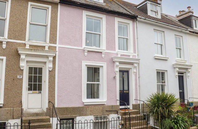 THE LOOKOUT, pet friendly, country holiday cottage in Penzance