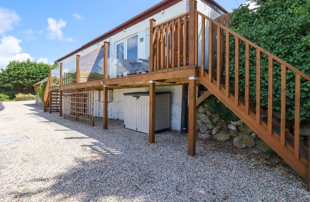 THE LOOKOUT, romantic, character holiday cottage in Goonhavern