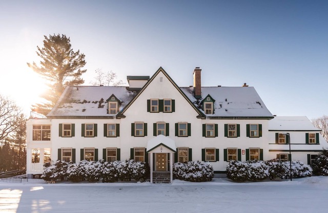 The Manor - 32 bedrooms for 80 people