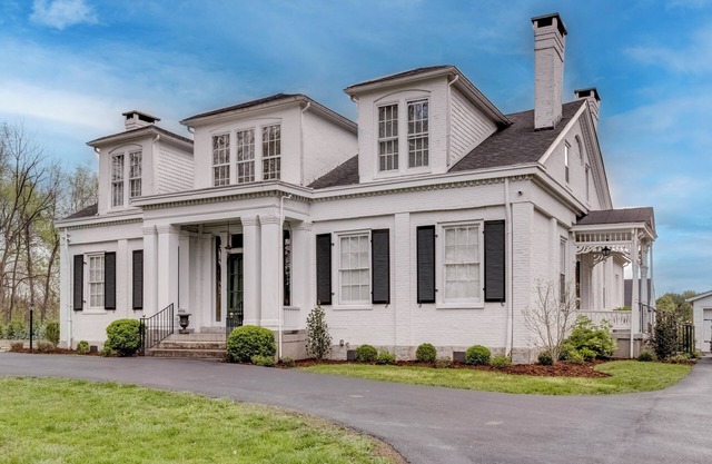 The Manhattan Manor in Bardstown, Kentucky is minutes from the Bourbon Trail.