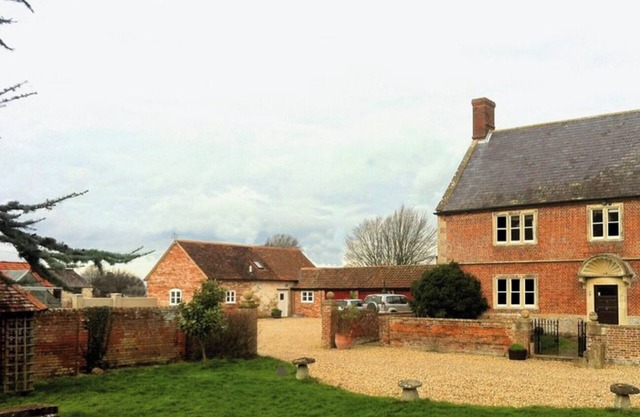 The Milk House, beautiful dairy cottage, pet friendly and beautiful views
