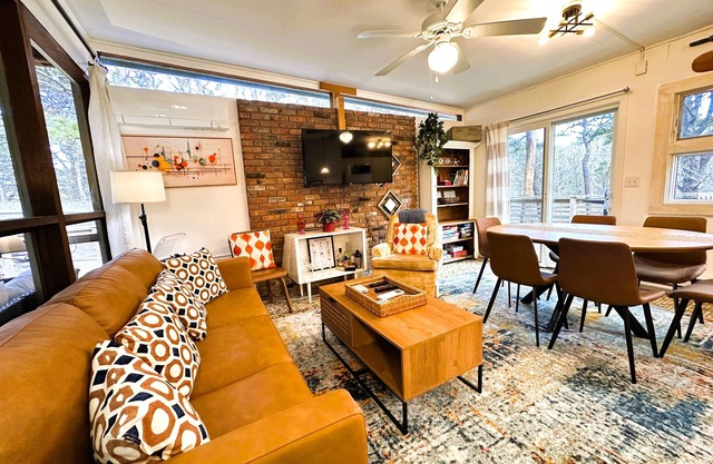 The Mod Pod~2 bd/2.5 bth/dog/games/steps to beach