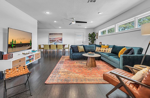 The Mod Poppy | Large 5BR | 10 Mins to Waco Sights