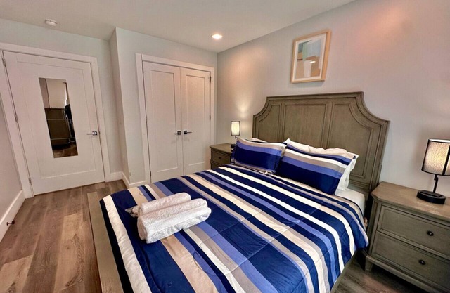 The Modern Suite: 2BR with Free Parking