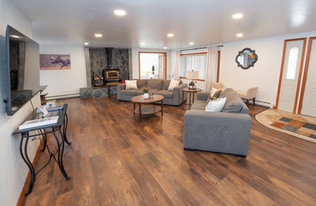 The Moose Pad, Rustic Luxury, serene setting, Spacious 4bed/2bath, Sleeps 12+