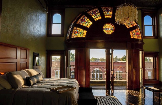 THE MOST BEAUTIFUL SUITE IN HISTORICAL DOWNTOWN MARSHALL, WITH ALL THE AMENITIES
