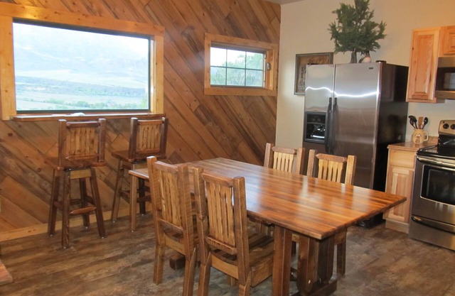 The Mountain Man - Yellowstone and Cody Cabin with spectacular views