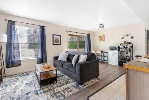 The Nautical Nook - Charming Walk-In Condo for 4