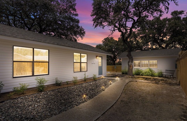 The Oak Haus ~ TX Hill Country escape with hot tub and game room!