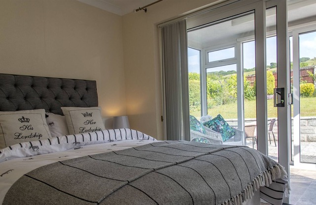 The Oaks - A fabulous 2 bedroom family holiday bungalow in Prestatyn North Wales , close to the b...
