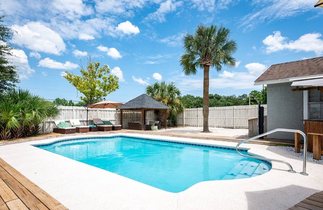 The Oasis Retreat Jax w/HEATED Pool, Tikibar/Lounge area ⛱