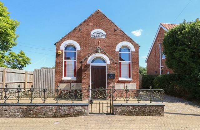 THE OLD CHAPEL, family friendly, with hot tub in Bawdeswell