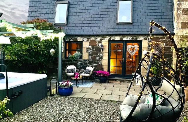 The Old Dairy - Romantic Country Apartment with Hot Tub & Log Burner